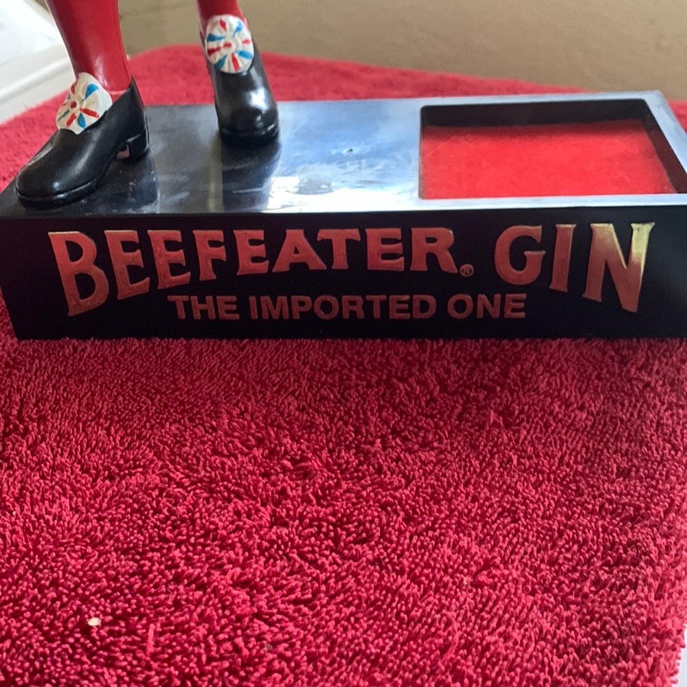 BEEFEATER England style liquor Display.